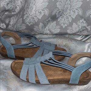 Earth Origins light blue sandals size 7.5